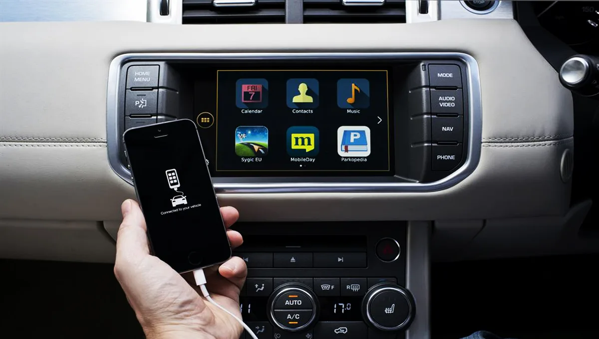Apple Car Play vs Android Auto