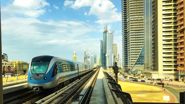 How does Dubai metro work