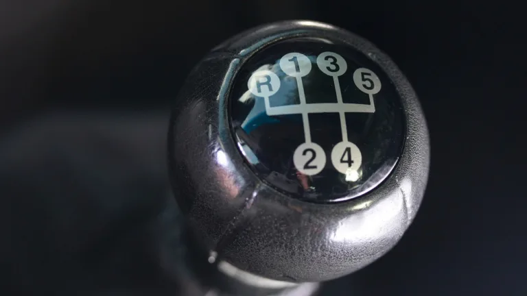 how does a car gear system work