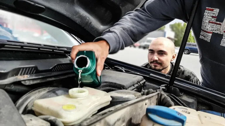 Don’t Let This Simple Mistake Ruin Your Engine! How to Check and Replace Your Car’s Oil Like a Pro
